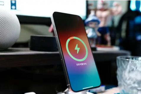 老街街道苹果15换屏服务分享用什么充电器给iPhone15充电更好 